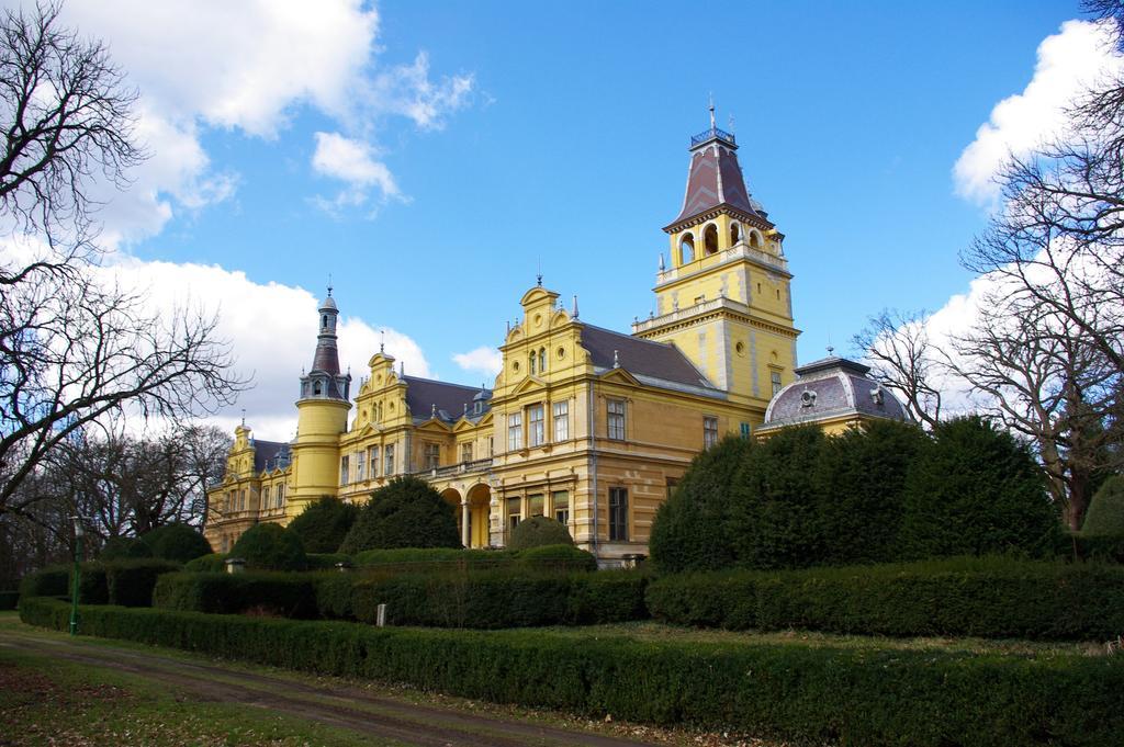 Deutsches Haus Hotell Szabadkígyós Exteriör bild